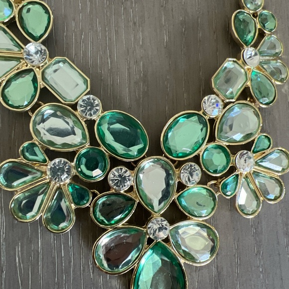 New Sparkling Sage Green rhinestone gold tone statement Necklace - Picture 2 of 3